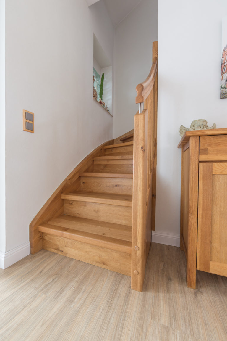 Geschlossene Wangentreppe JTG 17016 | Tischlerei Jahn